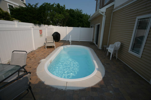 Fort Meyers small yard with pavers